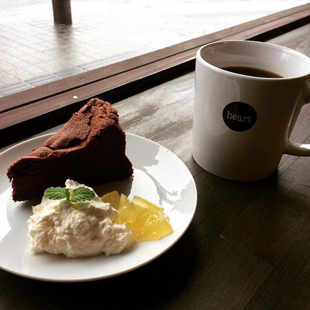 Hi :))今日は雨で一段と肌寒い天気ですね。そんな時は美味しいコーヒーを飲んで温まりませんか？濃厚なガトーショコラもオススメです店内暖かくしてお待ちしております️#elskaheartcoffee #coffee - from Instagram
