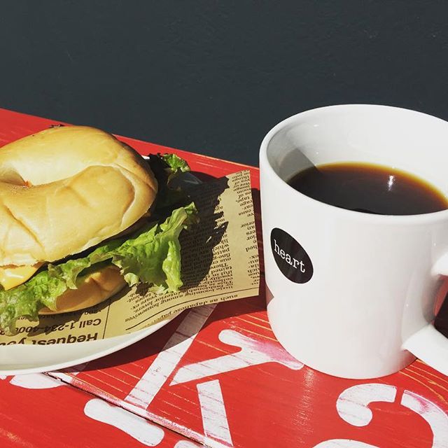 Hello😀大人気のベーグルサンドはスモークチキン or ハム の二種類からお選び頂けます！今日も皆さまのご来店をお待ちしております♪#elskaheartcoffee #espresso #pourover #specialitycoffee #bagelsandwich - from Instagram