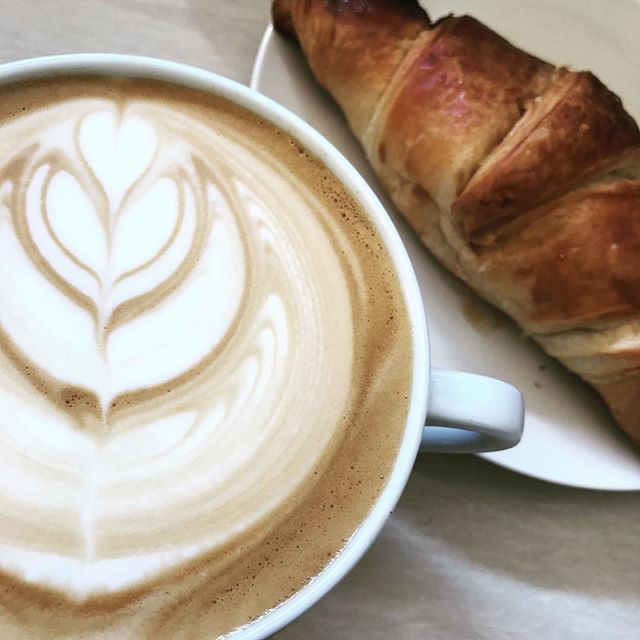 おはようございます！本日もお待ちしております！#latte #icedlatte #coldbrew #takeout #togo #coffee #coffeeshop #coffeetime #elskaheartcoffee - from Instagram